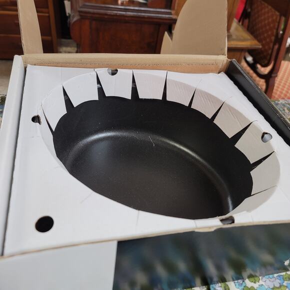 Staub Cocotte Ovale Coq Au Vin 5.75 QUART Black Pan Pot NEW - Picture 5 of 6